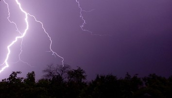 Veľká tragédia. Blesky udreli do školy, o život prišlo najmenej 11 ľudí, medzi nimi aj deti
