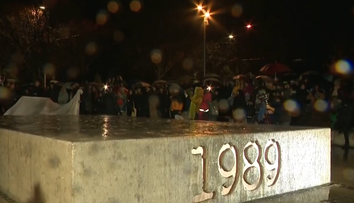 Spomienkové akcie a pochody po celom Slovensku: Ľudia si pripomínajú Nežnú revolúciu v uliciach