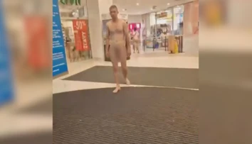 Bosý a nahý sa za bieleho dňa prechádzal po Žiline. Pred policajtmi utekal a zápasil s nimi