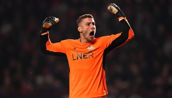 Slovák po nociach zbieral poháre, ráno uspel v Premier League. Rooney mu dlží Ovečkinovu hokejku, De Gea ho zobral na párty (rozhovor)