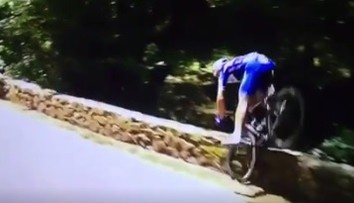 VIDEO: Hororový pád na Tour, Gilbert preletel cez kamenný múrik a na TdF končí