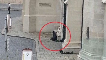 Figurína so zbraňou v Bratislave: Polícia prosí verejnosť o spoluprácu