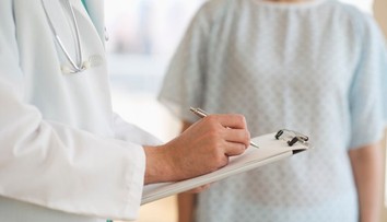 Rakovina často nebolí. Onkológ upozorňuje na nenápadné signály, ktoré ľudia prehliadajú