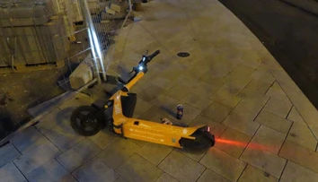 Opití kolobežkári spôsobili v Bratislave dve nehody. Jeden skončil v nemocnici
