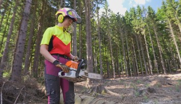 Zuzana rúbe stromy a vedie traktor: Dokazuje, že drevorubačstvo nie je len pre mužov