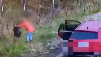 VIDEO: Seniorka sa s tým nekašľala, komentuje polícia. Zastavila na zjazde z diaľnice a vysypala tam odpad