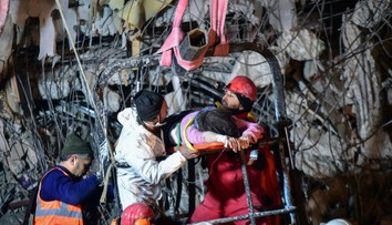 Tínedžer prežil len vďaka svojmu moču. Počas noci zachránili z trosiek v Turecku niekoľkých živých ľudí