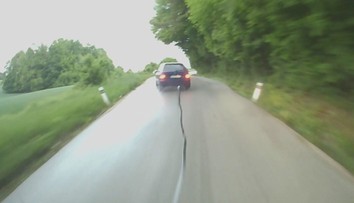 Vodič bezhlavo obiehal v neprehľadnom úseku autobus