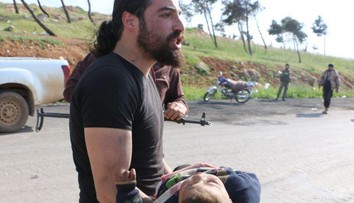 Fotograf po výbuchu bomby zachraňoval malé deti a potom sa v slzách zrútil