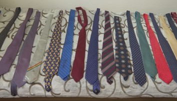 Jednu má aj od Trumpa. Peter zbiera kravaty svetových lídrov, jeho zbierka je unikát