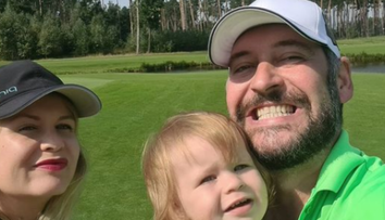 Martin Mňahončák zverejnil nové fotky s dcérkami a manželkou. Tie sú ale krásne!