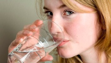 Horúca voda ako zázrak pre zdravie: Skutočne pomáha na chudnutie, pleť a bolesti?