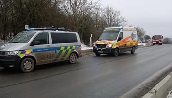 V lome objavili telo muža zaseknutého v korune stromu. Musel ho vyslobodiť vrtuľník