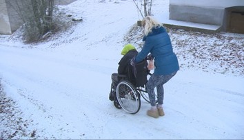 Ján je roky pripútaný na vozík, aj prechádzka je utrpením. Poisťovňa mu odmietla preplatiť dôležitú pomôcku