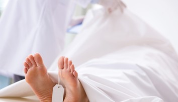 Záchranári vyhlásili dievča (20) za mŕtve. Pracovníci pohrebníctva zistili, že dýcha