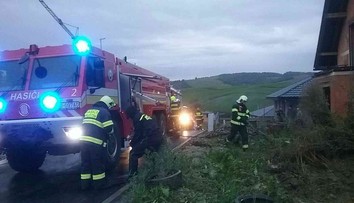Pohroma po údere blesku. Novostavbu rodinného domu pohltili plamene