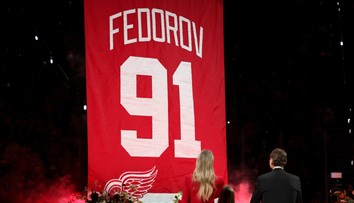 VIDEO: Do NHL prišiel v čase, keď to bolo takmer nemožné. Detroit vyradil dres svojej legendy