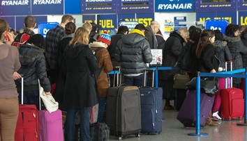 Ryanair odletel bez pasažierov. Vyložil im kufre a nechal ich na letisku
