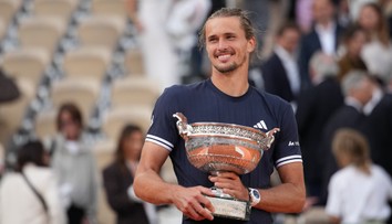 Päťsetová bitka vo finále parížskeho Roland Garros. Zverev oslavuje prvý grandslam kariéry