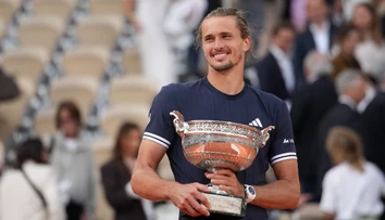 Päťsetová bitka vo finále parížskeho Roland Garros. Zverev oslavuje prvý grandslam kariéry