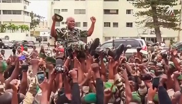 Veliteľ vojenskej junty v Gabone zložil prezidentskú prísahu. Prisľúbil zorganizovanie nových volieb