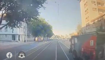VIDEO: Zametacie auto vošlo do cesty električke. Vodiča previezli do nemocnice