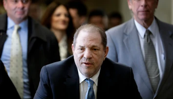Pozitívny test na koronavírus má aj odsúdený producent Weinstein