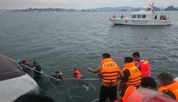 Vo Vietname sa prevrátila loď plná turistov. Zahynulo najmenej 34 ľudí