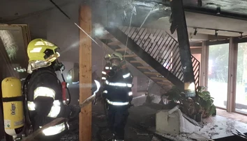 FOTO: V Oščadnici horí chata. Plamene zachvátili obe podlažia stavby