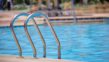 August priniesol turistov, jazvy z júla zostali. Hotely či kúpaliská znižujú straty z prvej polovice leta