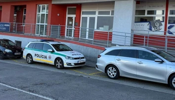 Veľká policajná akcia. Razie majú súvisieť s podozrením z podvodu, zadržali 10 ľudí