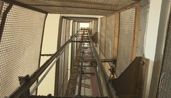 Mladá mamička s bábätkom zostali zakliesnení medzi pletivom a kabínou. Vystrihával ich vraj sused