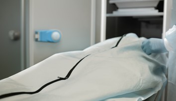 Zamestnanci márnice zažili šok. Žena bola päť hodín mŕtva, jej telo sa začalo z ničoho nič hýbať