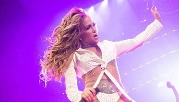 Outfit J Lo sa už ani nedá nazvať outfitom: Namiesto gatiek miniatúrny trojuholník
