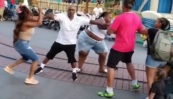 Rodinná bitka v Disneylande: Tragikomické video sa stalo hitom na sociálnych sieťach