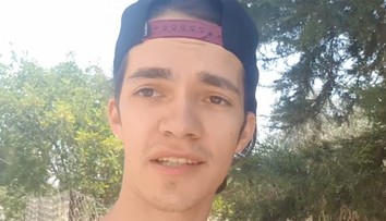 Spoveď herca Lukáša Frlajsa z Grécka: "Postele nám behali po izbe"