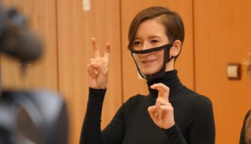 Tlmočníci pre nepočujúcich mali problémy so štítmi, vymysleli im nové rúška