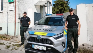 Chcel zachrániť ježka, napokon zachraňovali jeho. Policajti pátrali po stratenom dôchodcovi