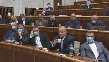 Nevedia si s nimi poradiť. Na kontrolu rúšok v parlamente možno nastúpi stráž
