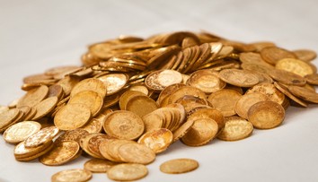 Dvaja Česi objavili počas túry rozprávkový poklad. Iba samotné zlaté mince majú obrovskú hodnotu