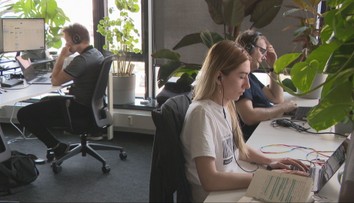 Dobrý deň alebo ahoj? Niekde sa tyká od riaditeľa po stážistu, inde vykajú aj vlastným rodičom
