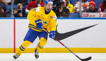 Mladému Švédovi veštia v NHL hviezdnu budúcnosť. Na ZOH bude najmladším hráčom