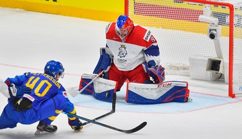 Český brankár stíha všetko: Najskôr vychytal Švédov, potom utekal k pôrodu