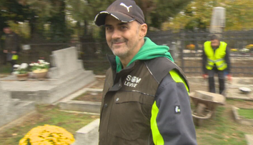 Nikdy nepočul, ani nehovoril. Romanovi zadáva šéf úlohy spôsobom, ktorý mnohých pobaví