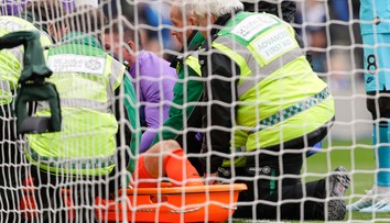 Brankára Tottenhamu museli odniesť na nosidlách s kyslíkovou maskou