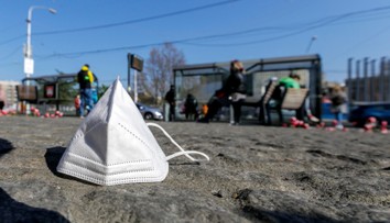 Koniec respirátorom. Hlavný hygienik však odporúča, v ktorých priestoroch sa máme naďalej chrániť