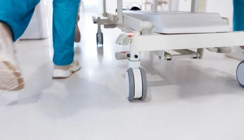 Stačilo počkať 20 minút. Mladá pacientka po operácii prišla o možnosť mať deti