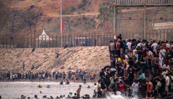 VIDEO: Panika v španielskom meste. Za 24 hodín doň vstúpili desaťtisíce migrantov, miestni sú bezradní. Európa v šoku