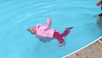Inštruktorka plávania strčila ročné dieťa do bazéna kompletne oblečené. Išlo o lekciu prežitia