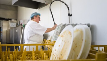 Jedna obeť neďaleko Slovenska a tisíce nakazených. Odborníci varujú pred šíriacou sa nákazou